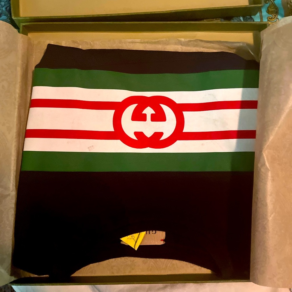 Only worn once authentic Gucci shirt.